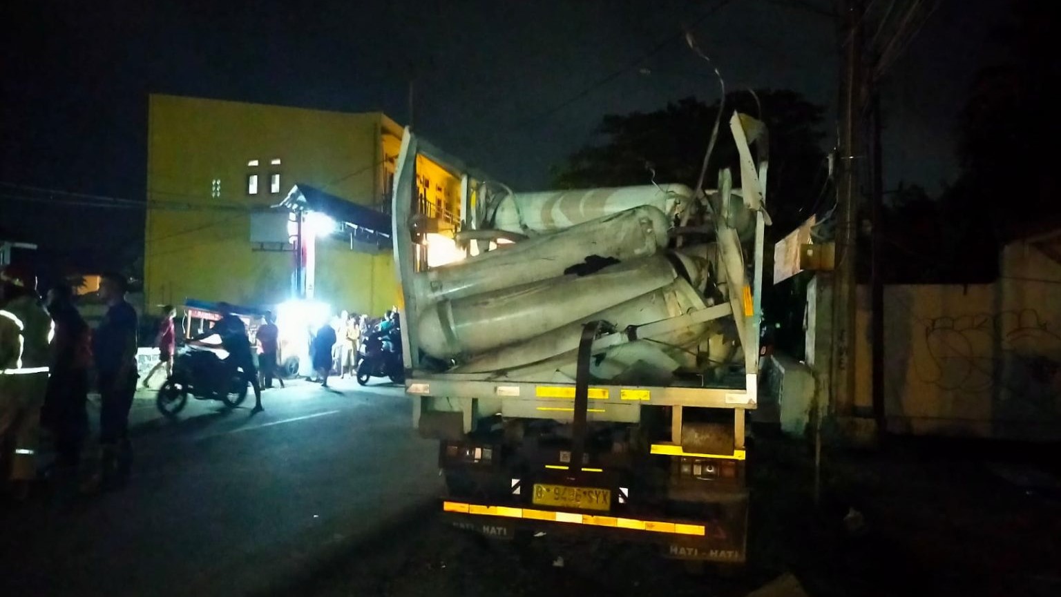 Truk angkut gas bocor hingga meledak mengakibatkan dua orang tewas dan tujuh orang luka-luka, Senin (27/11).
