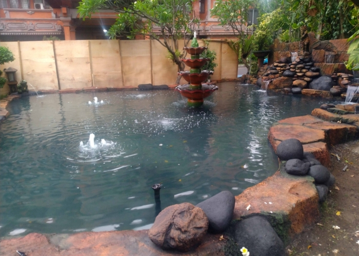 DITATA: Penataan kolam di halaman kantor Wali Kota Denpasar.