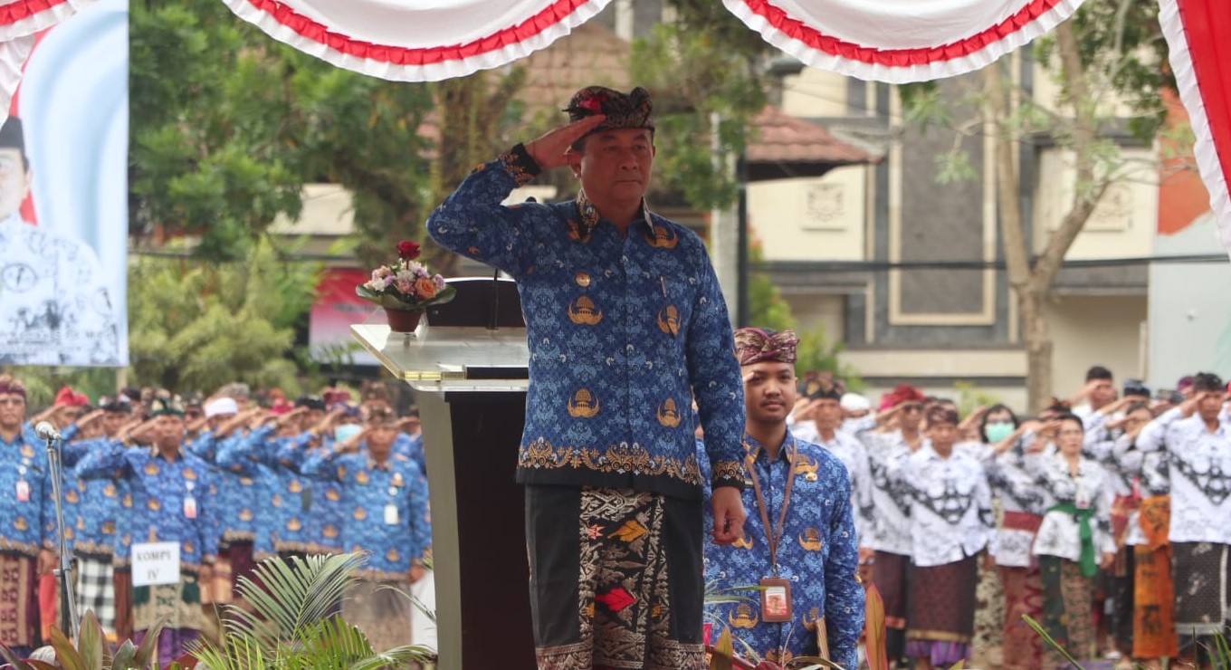 Bupati Karangasem I Gede Dana bertindak sebagai inspektur upacara peringatan HUT Korpri dan HUT PGRI.  &nbsp;