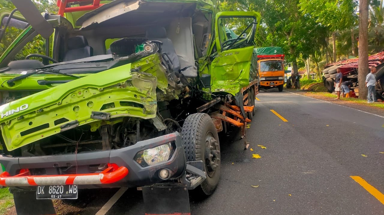 Bagian depan truk tronton DK 8620 WB usai terlibat kecelakaan di Jalan Raya Denpasar-Gilimanuk wilayah Desa Candikusuma, Kecamatan Melaya, Kabupaten Jembrana, Bali Rabu, 29 November 2023.
