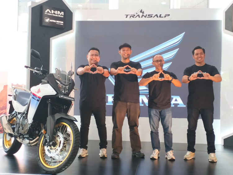 penyerahan Delapan unit Honda New XL 750 Translap kepada konsumen perdana di Astra Motor Bali.