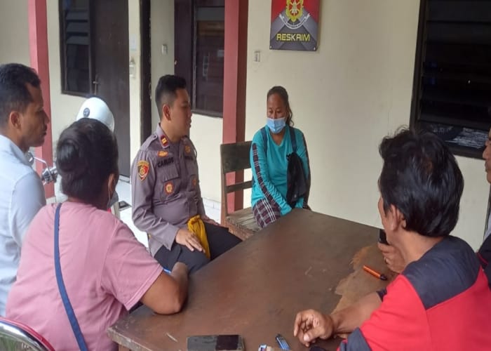 DIPULANGKAN : Keluarga sopir truk pengangkut logistik.