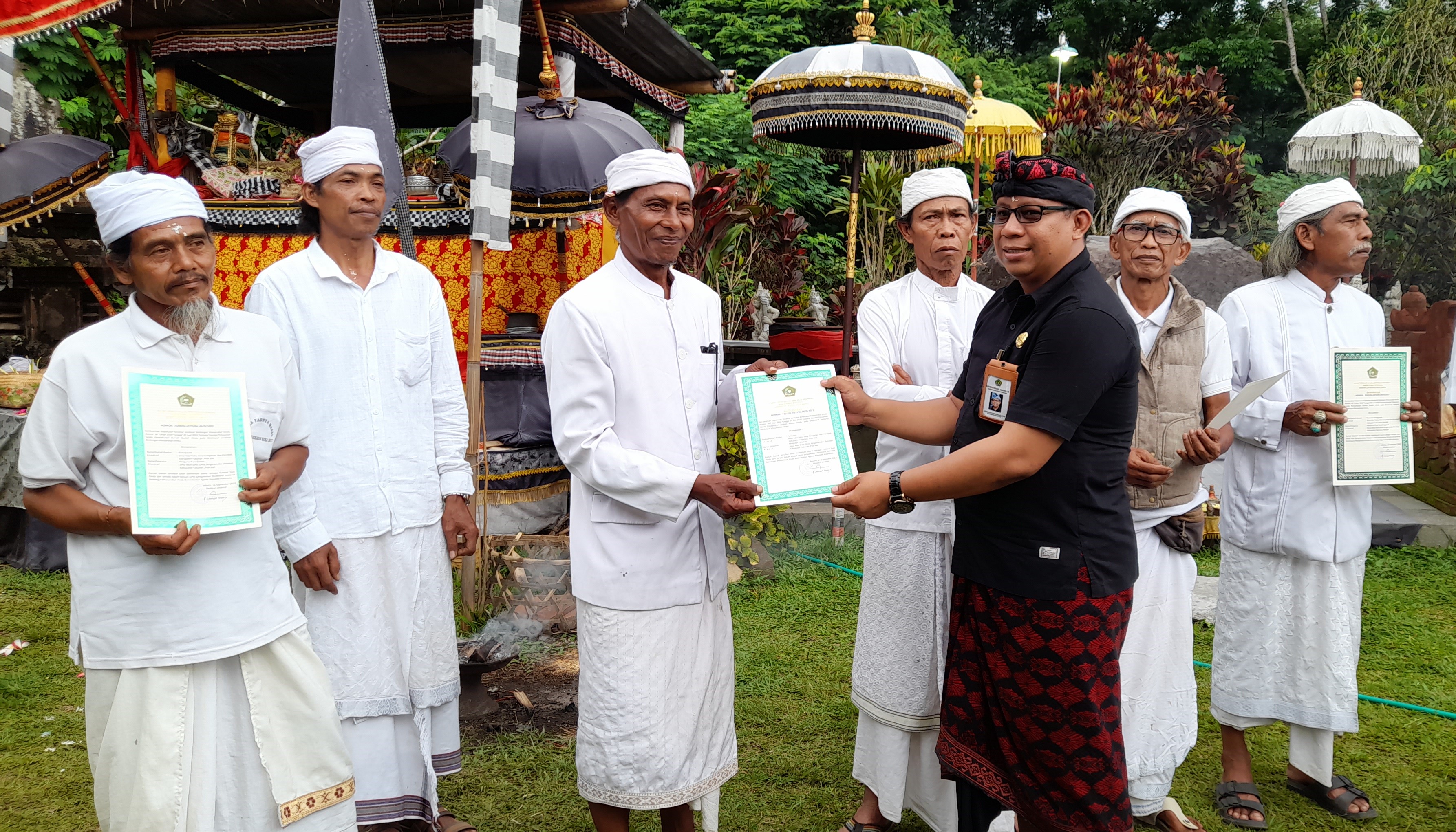 Penyerahan&nbsp; tanda daftar pura oleh Kementerian Agama Kabupaten Tabanan, Bali di Pura Luhur Pucak Batu Lumbung, Kamis 30 November 2023.