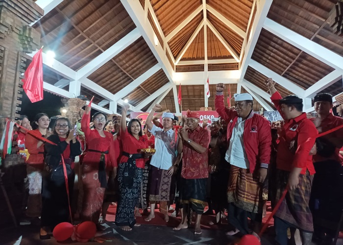 DIRESMIKAN : Peresmian posko pemenangan Ganjar-Mahfud di Bencingah Puri Akah, Klungkung, Bali, Rabu (29/11).