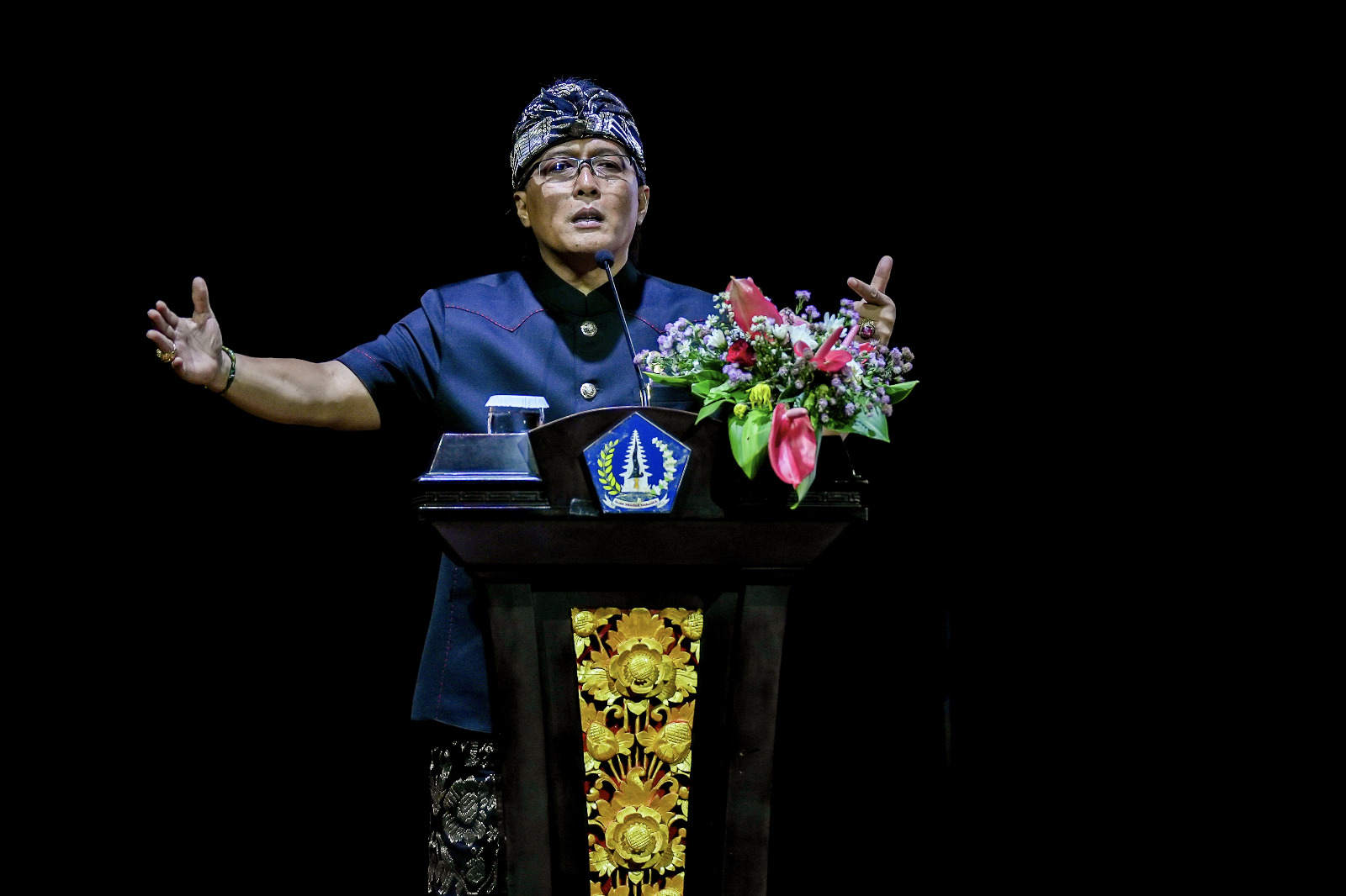 PERESMIAN: Bupati Giri Prasta saat menghadiri peresmian Yayasan Jaring Sutra Kencana Bali dan pengukuhan Pengurus Kabupaten/Kota se-Bali, di Balai Budaya Giri Nata Mandala, Puspem Badung.