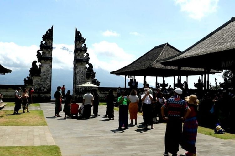 LEMPUYANG: Pura Sad Kahyangan Lempuyang Luhur terletak di Kabupaten Karangasem, Bali tidak diperkenankan menghaturkan daging babi.