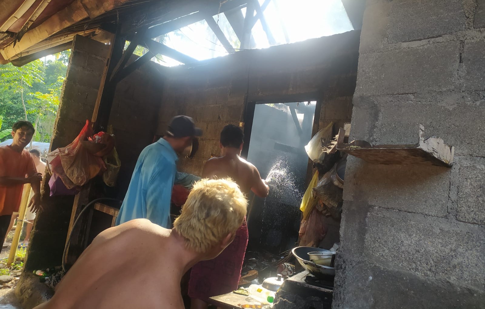 Bangunan dapur milik I Wayan Darta di Banjar Dinas Jungsri, Desa Bebandem, Kecamatan Bebandem, Karangasem, Bali mengalami kebakaran, pada Kamis 30 November 2023.  &nbsp;