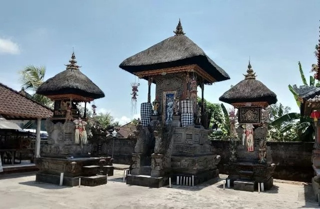 DALEM TUNGKUB: Pura Dalem Tungkub terletak di Banjar Jumpayah, Desa Mengwitani, Mengwi, Badung. Tepatnya di Gang Rajawali.