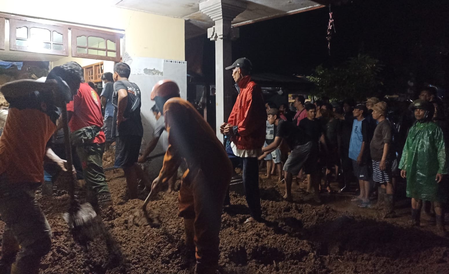 Proses pencarian korban tanah longsor di Banjar Jehem Kelod, Desa Jehem, Kecamatan Tembuku, Bangli, Bali Kamis 30 November 2023.
