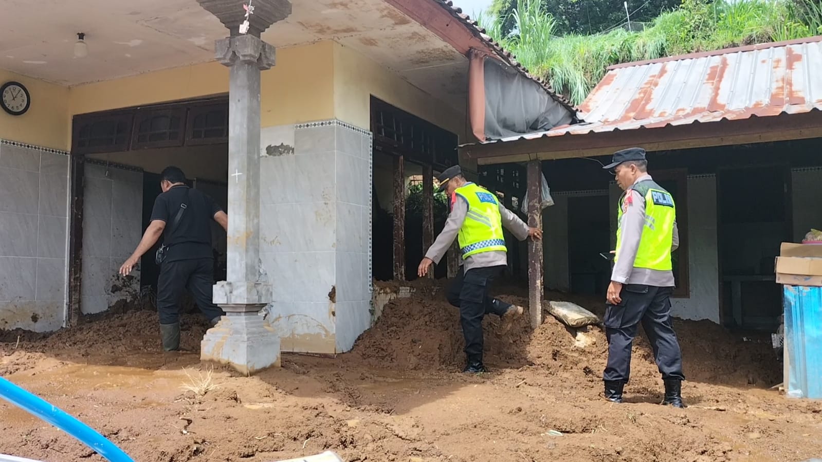 Polisi mendatangi lokasi tanah longsor di Banjar Jehem Kelod, Desa Jehem , Kecamatan Tembuku, Bangli, Bali, Jumat 1 Desember 2023.