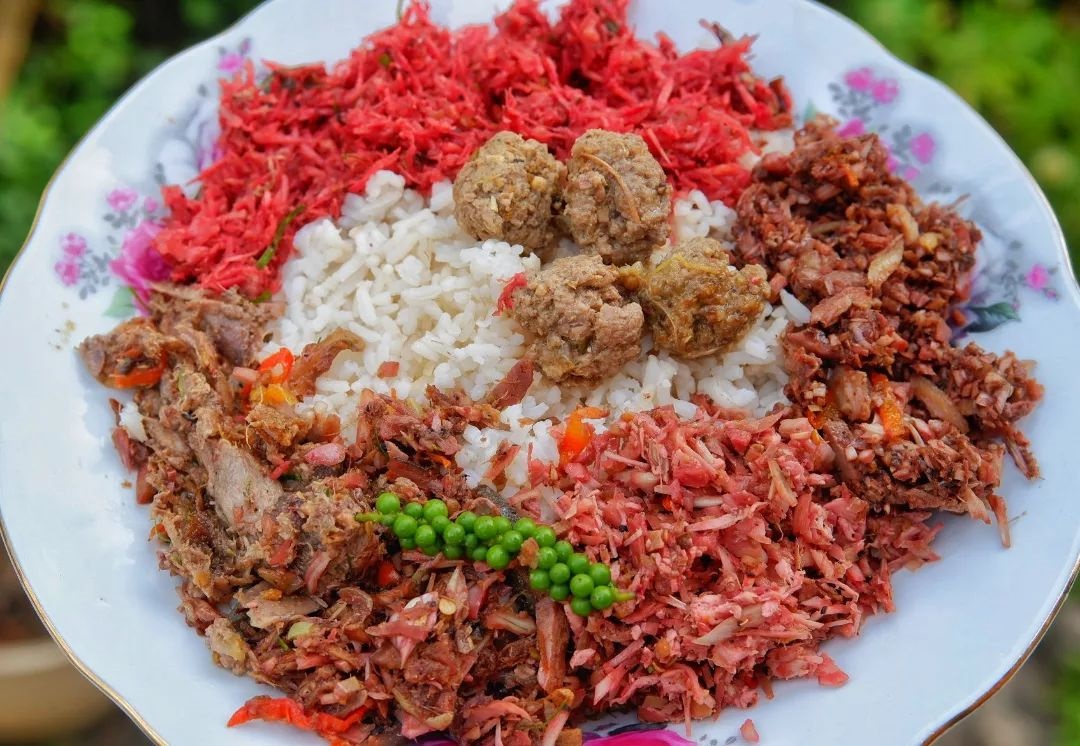 LAWAR MERAH: Lawar merah memakai darah segar merupakan salah satu ragam kuliner ekstrem di Bali. Konon kuliner ini merupakan peninggalan aliran Bhaerawa di Bali.
