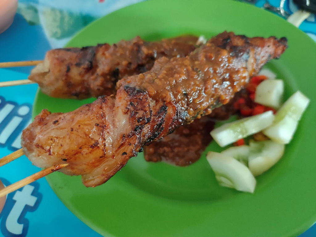 SATE BUNTAL: Dengan ukurannya yang panjang dan besar, sate buntal menjadi salah satu kuliner khas Bali Utara yang dijual di kawasan Jalan Ahmad Yani Barat, Singaraja, Bali.