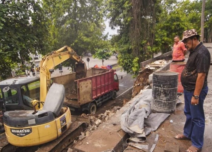 Plt Bupati Klungkung I Made Kasta saat mengecek dinding penataan parkir di kawasan Pura Goa Lawah yang jebol, Sabtu (3/12).