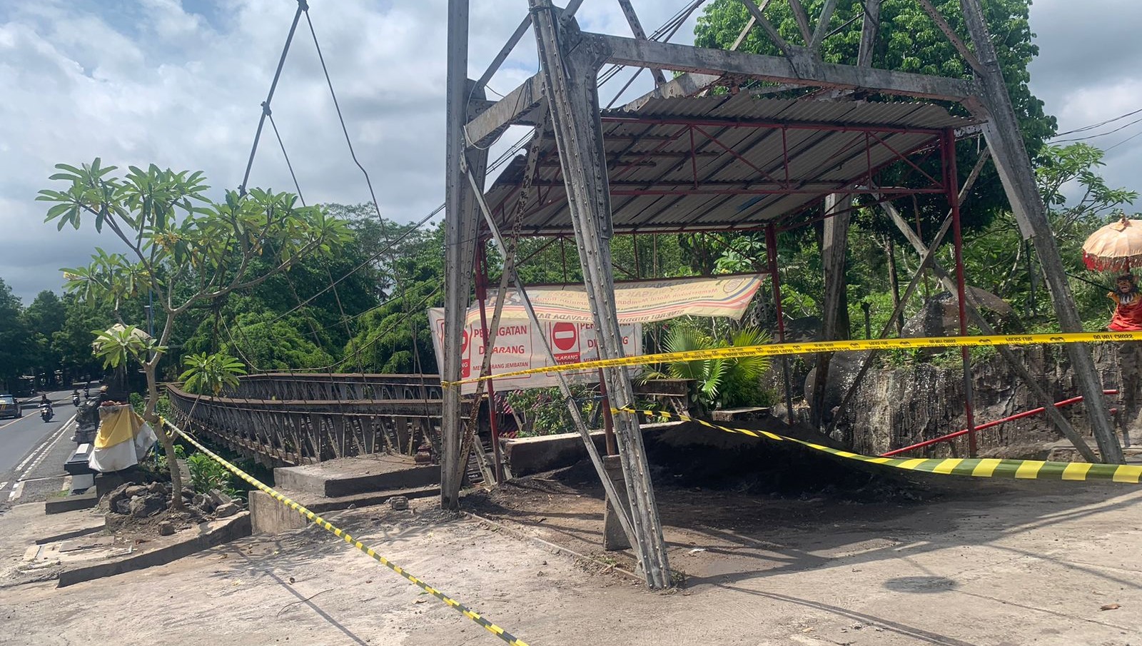 Jembatan di atas Vihara Amura Bumi, Jalan Gajah Mada, Kecamatan Blahbatuh, Gianyar, Bali dipasangi police line.