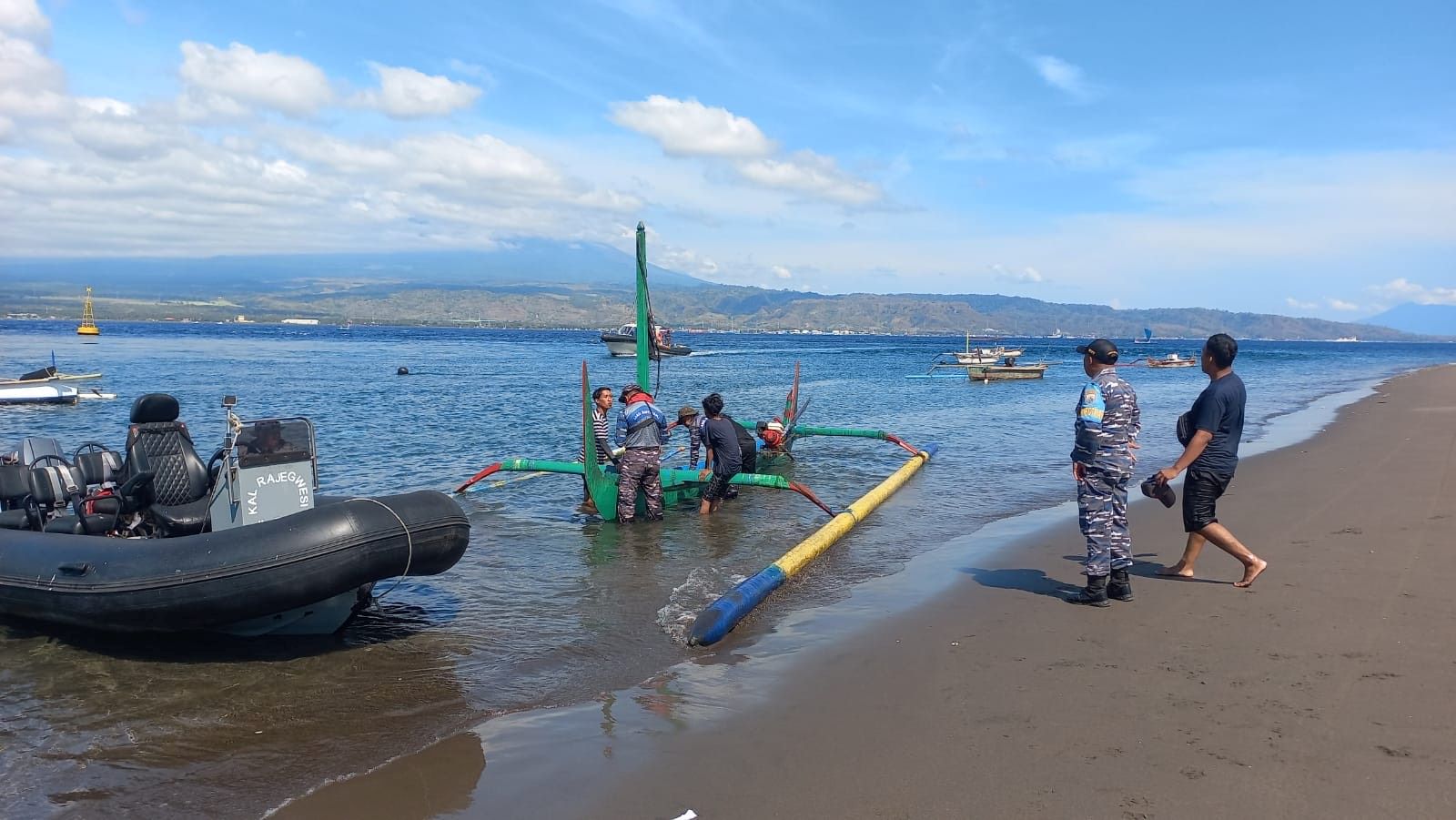 Penumpang perahu nelayan yang tenggelam di Selat Bali dievakuasi ke pesisir Pantai Gilimanuk, Jembrana Minggu 3 Desember 2023.