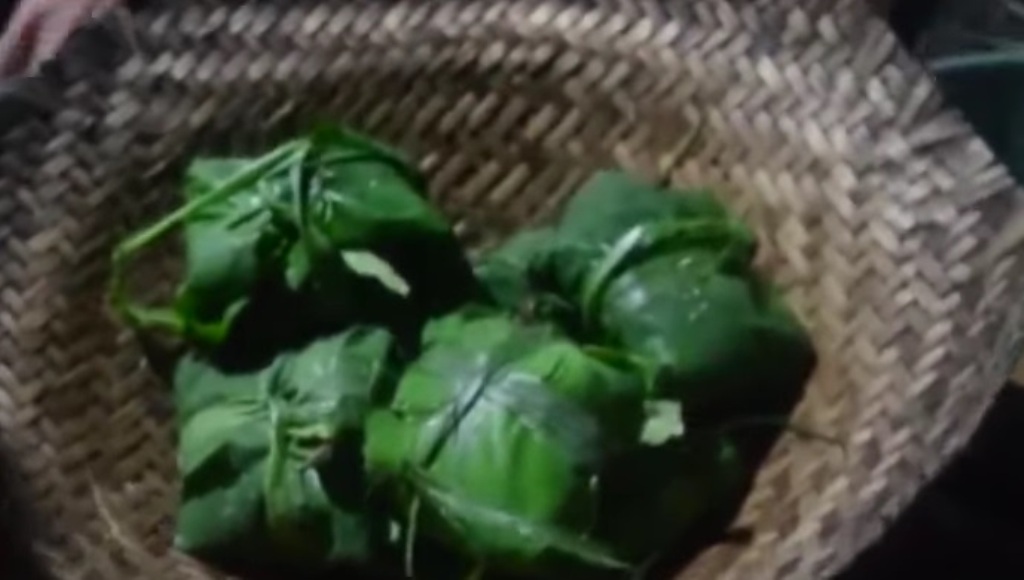 Proses pembuatan Bandut, makanan ata kuliner khas Desa Pedawa, Buleleng, Bali