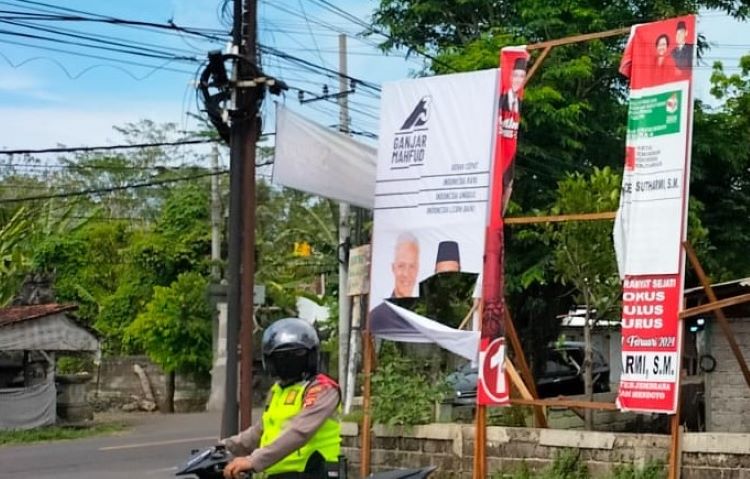 Baliho pasangan capres Ganjar Pranowo-Mahfud MD dan caleg PDIP di Jembrana, Bali dirusak.