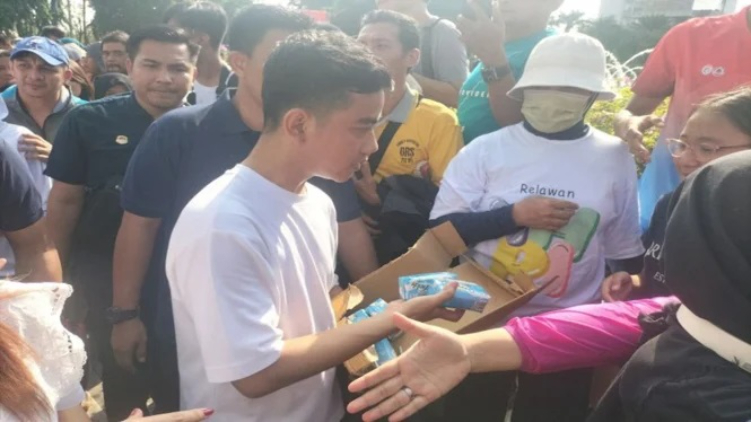 Gibran Bagi-bagi susu di Car Free Day