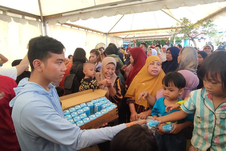 Roy Suryo Beri sindiran Gibran yang Bagi-bagi susu di CFD
