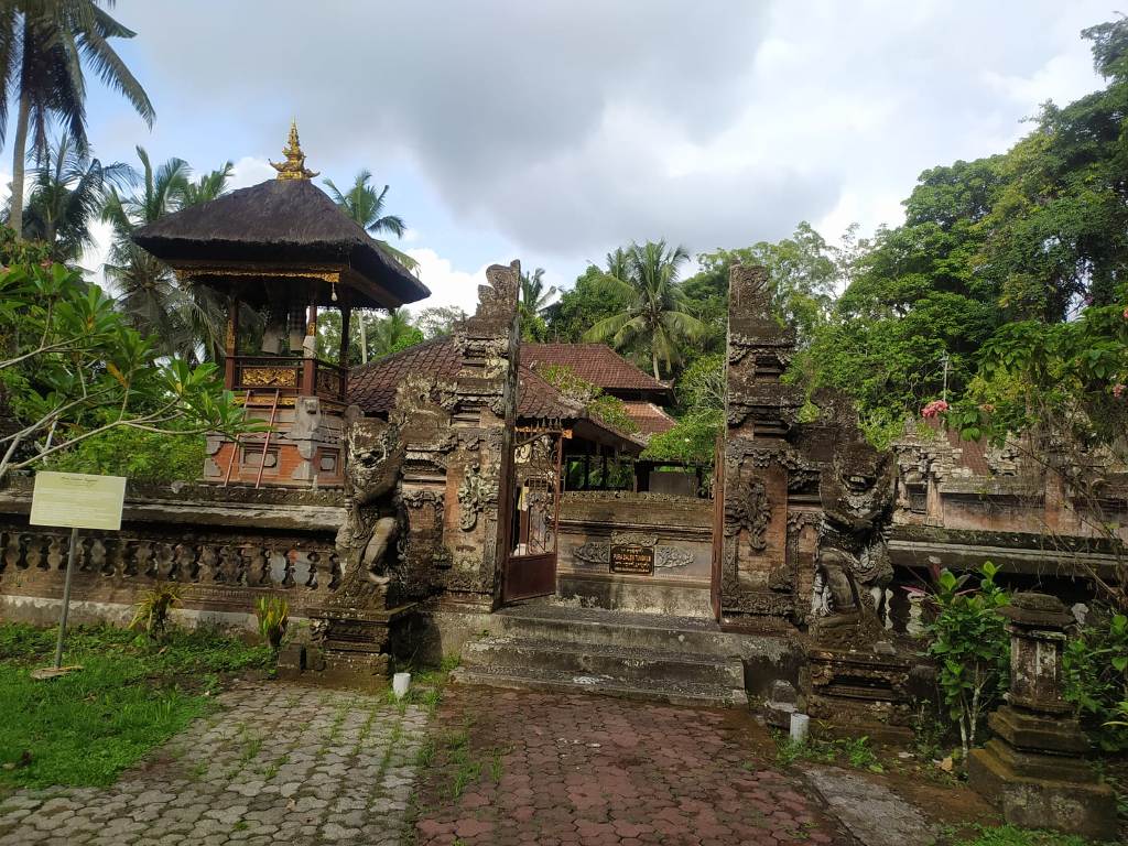 PURA : Pura Dalem Tungkub Mengwi di Desa Adat Umabian, Desa Peken, Kecamatan Marga, Tabanan, didirikan Raja Mengwi.