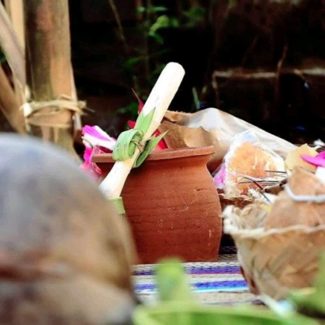 TIRTA PENGENTAS: Tanpa tirta pengentas, upacara kematian bagi umat Hindu tidak akan sempurna.