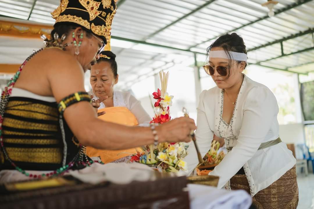 SULINGGIH: Tirta pengentas merupakan salah satu sarana yang digunakan untuk upacara kematian. Tirta pengentas dibuat sulinggih melalui sebuah proses.