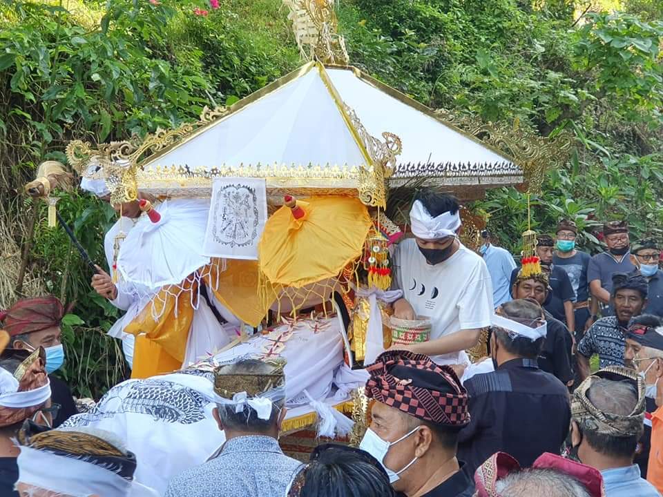 NGABEN: Sesuai tradisi, tirta pengentas digunakan saat upacara kematian bagi umat Hindu di Bali.