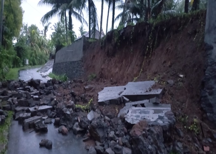 JEBOL : Senderan Pura Puseh Desa Adat Tegal Wangi, Desa Nyalian, Kecamatan Banjarangkan, Klungkung, Bali, jebol sepanjang 10 meter lebih, Senin pagi (4/12).