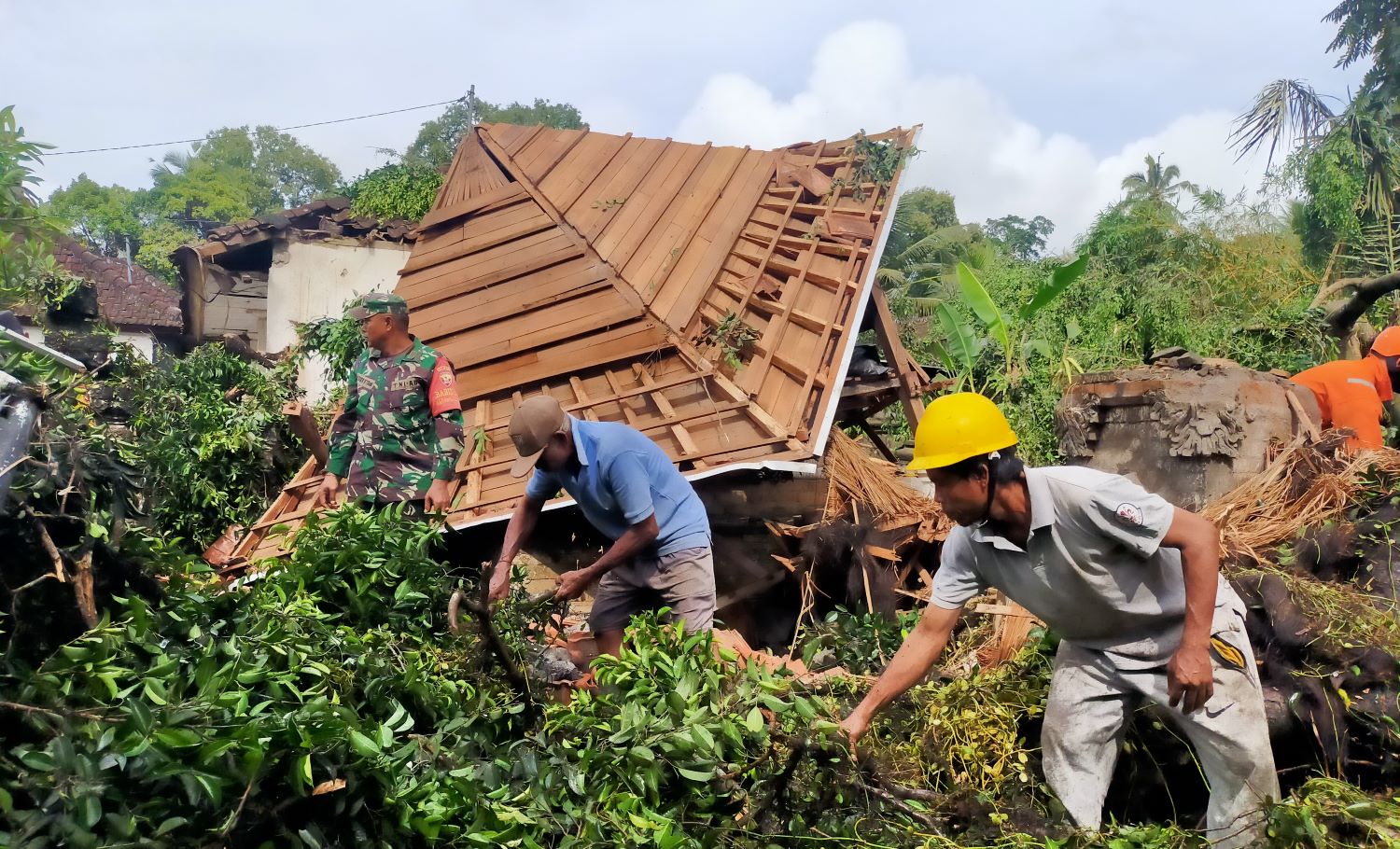 Palinggih merajan Dadia Dewa Sidan di Banjar Serokadan Kaja, Desa Abuan, Kecamatan Susut, Bangli, Bali rusak tertimpa dahan pohon beringin, Senin 4 Desember 2023.