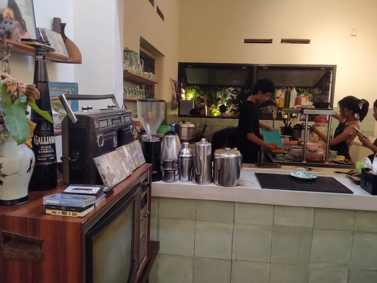 JADUL: Kedai Pradja di Jalan Ratna Singaraja menjadi tempat nongkrong anak muda yang vintage dengan sajian roti dari negeri Bollywood.