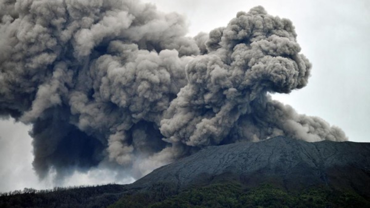 Gunung Marapi di Sumatera Barat mengalami erupsi