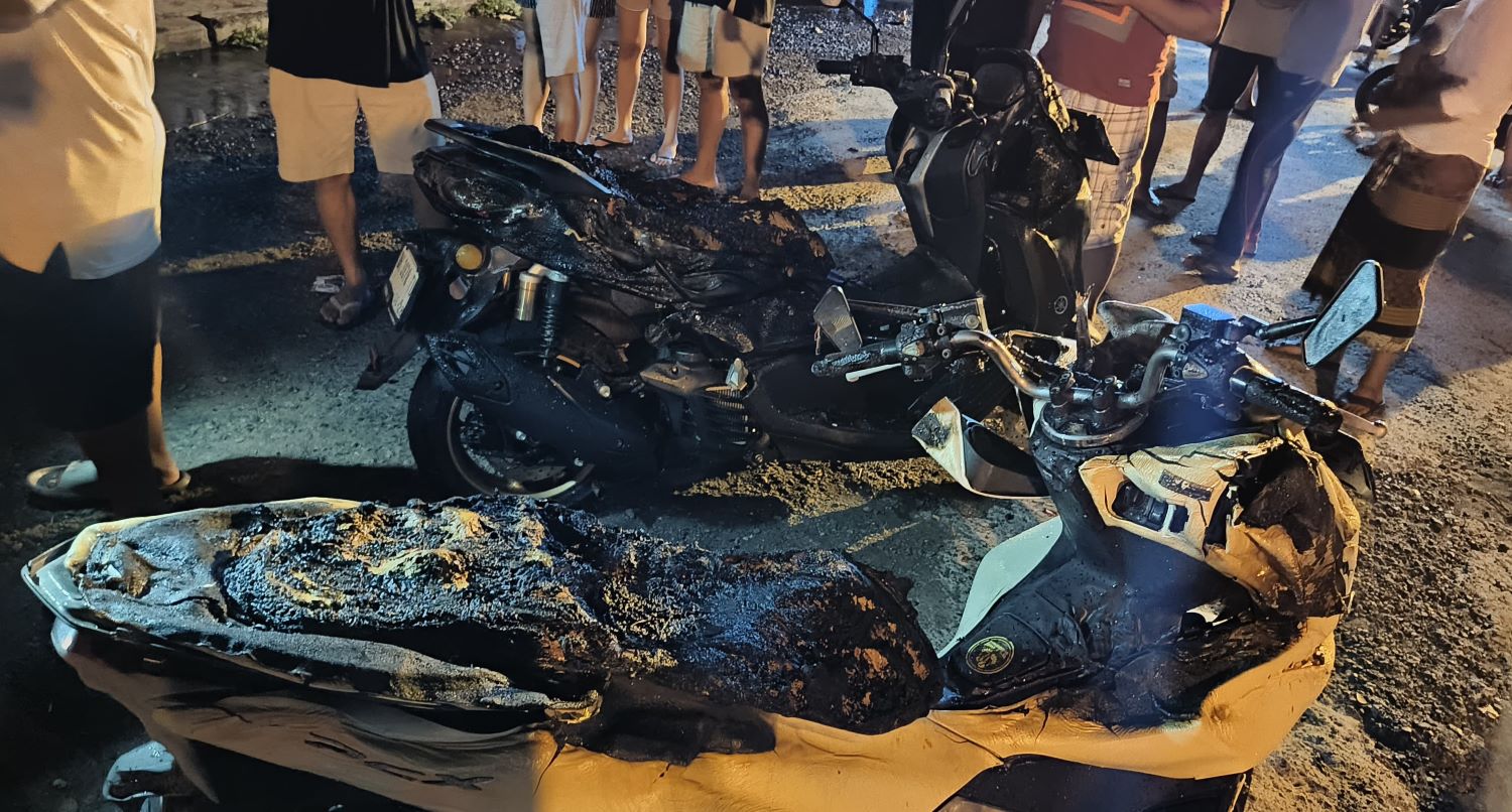 Dua sepeda motor di sebuah ruko di Jalan Kesatrian, Karangasem, Bali mengalami kebakaran, Senin 4 Desember 2023 malam.  &nbsp;