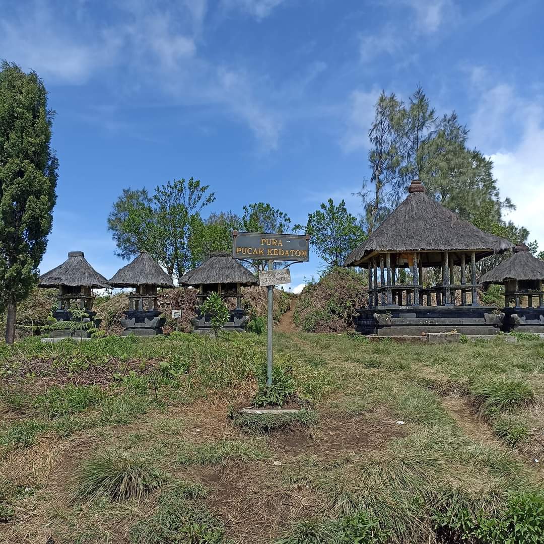 PURA : Tidak ada prasasti yang mengungkap keberadaan Pura Luhur Pucak Kedaton. Namun Babad Pasek menyebut berkaitan dengan jejak Sapta Dewata.