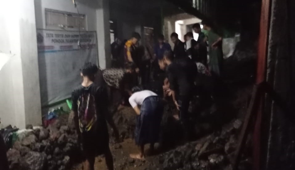 Tanah Longsor terjadi di pesantren di Dusun Kampung Anyar, Desa Bukit, Karangasem, pada Minggu 3 Desember 2023.  &nbsp;