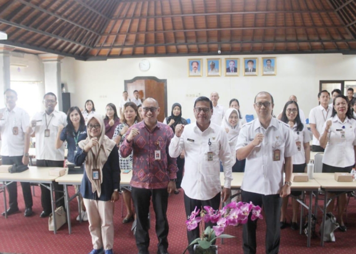 Sekda Kota Denpasar, Ida Bagus Alit Wiradana berfoto bersama peserta Rapat Pleno Percepatan Akses Keuangan Daerah (TPAKD) Tahun 2023 di Kantor BKPSDM Kota Denpasar, Rabu (6/12).