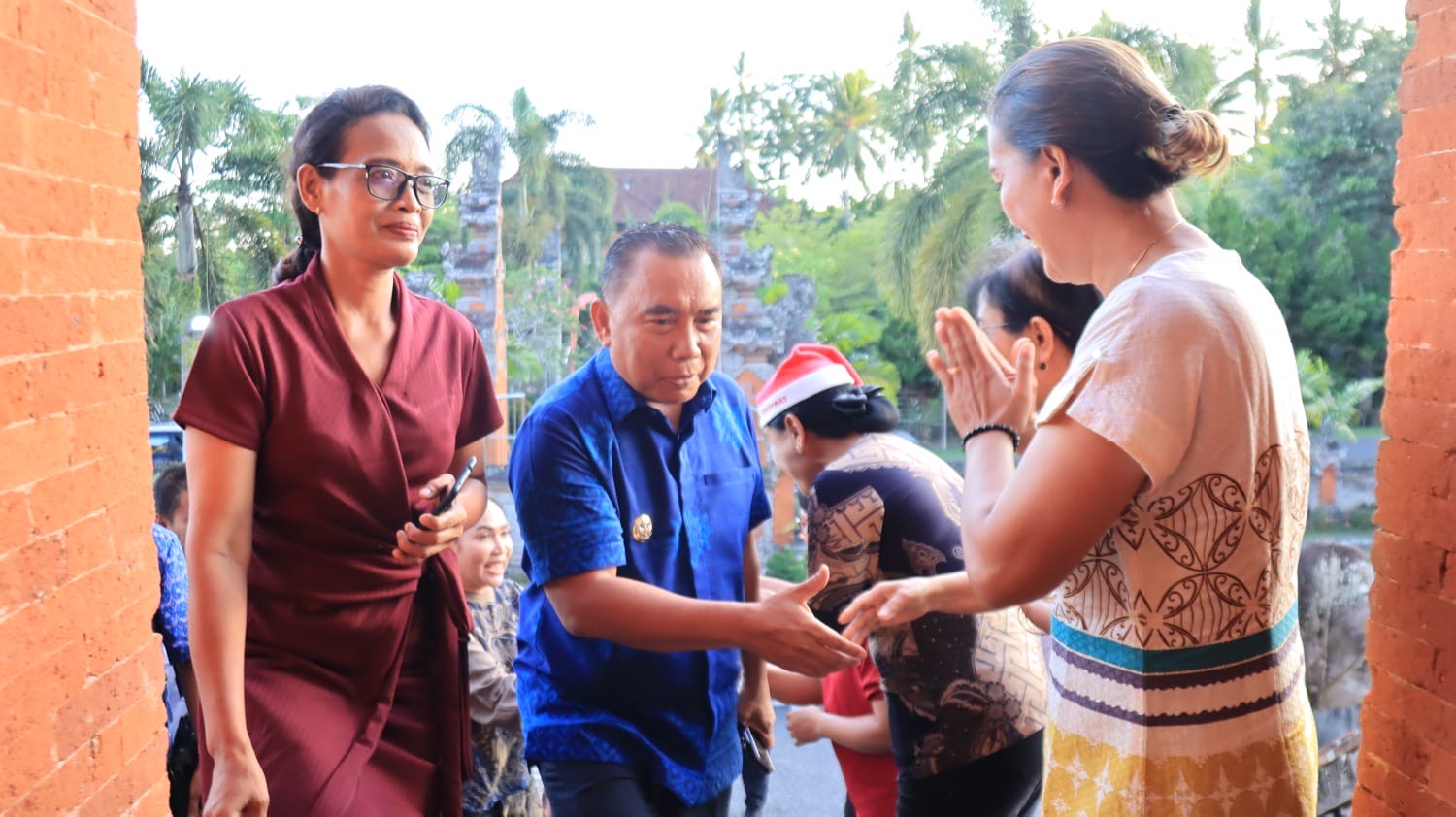 Bupati Jembrana I Nengah Tamba menghadiri ibadah Natal 2023 di Gereja Kristen Protestan Bali (GKPB) Pniel, Desa Blimbingsari, Kecamatan Melaya, Kabupaten Jembrana, Bali Selasa 5 Desember 2023 malam.