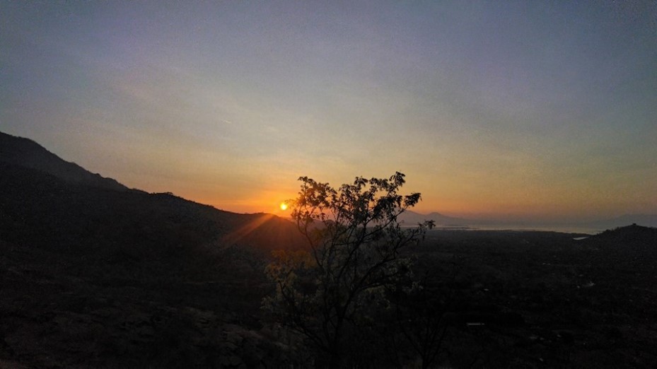 PESONA ALAM: Saat pujawali di Pura Bukit Kursi di Desa Pemuteran, pemedek dapat menikmati nuansa spiritual sekaligus pesona alam dari atas bukit.