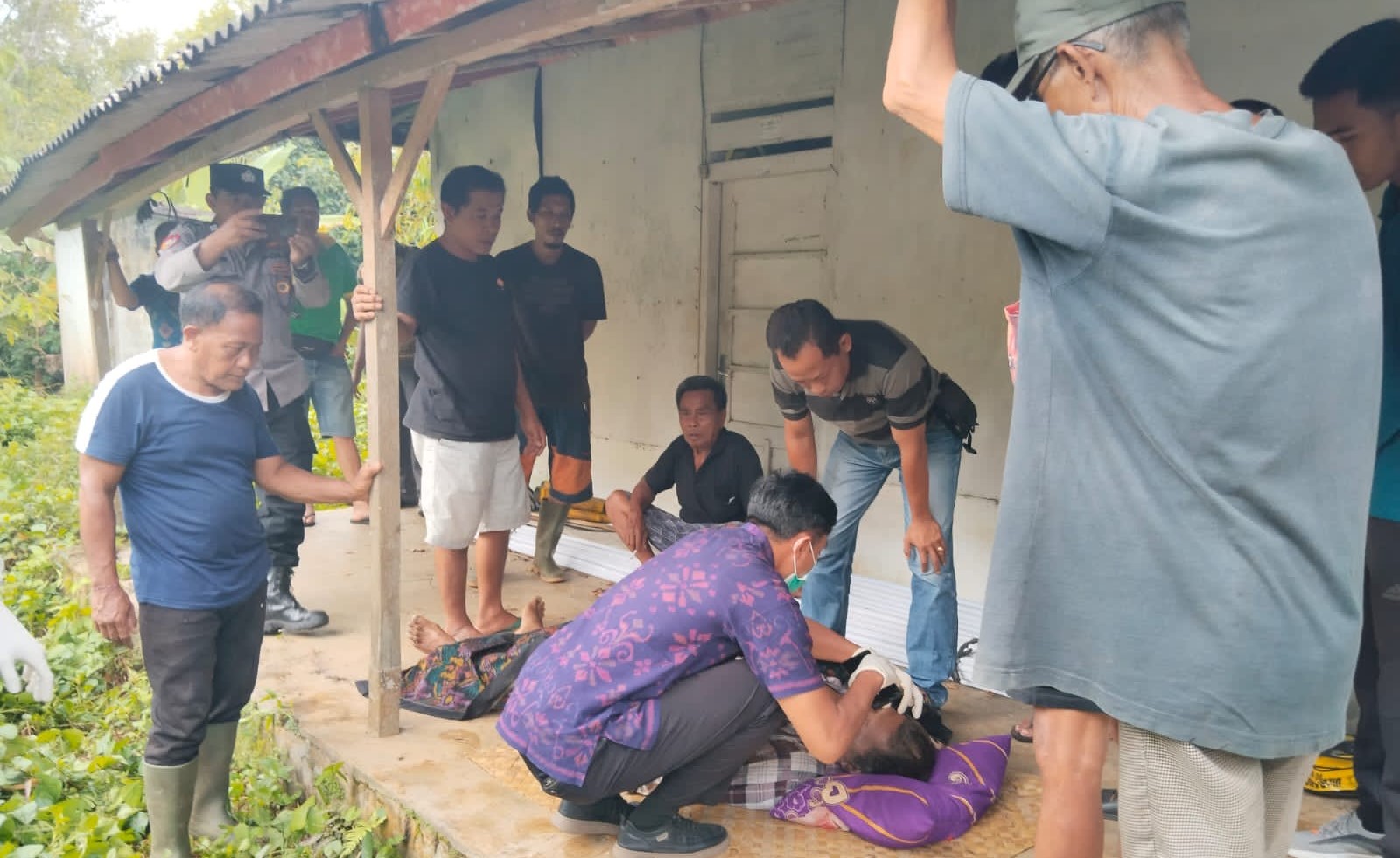 Petugas melakukan identifikasi korban meninggal dunia di pinggir jalan Gang Mangga, Banjar Lebih, Desa Asahduren, Kecamatan Pekutatan, Kabupaten Jembrana, Bali, Selasa 5 Desember 2023.  &nbsp;