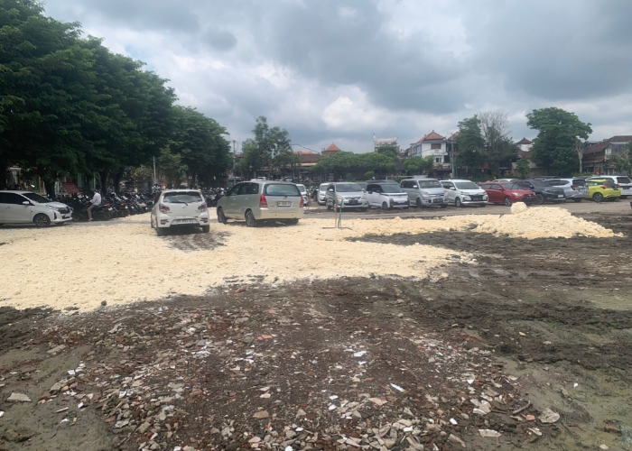 DIURUG : Lapangan Ubud diurug Batu Kapur, Kamis (7/12).