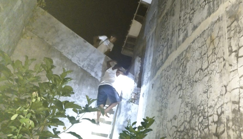 Satu pelaku percobaan pencurian&nbsp;sarang&nbsp;burung&nbsp;walet&nbsp;di Desa Yehembang, Jembrana, Bali berhasil ditangkap. Satunya lagi kabur.