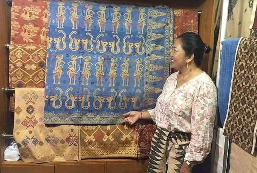 KAIN: Kain tradisional Bali tidak hanya digunakan untuk fashion, tetapi juga sebagai pelengkap ritual upacara yang diyakini memiliki kekuatan mistis.