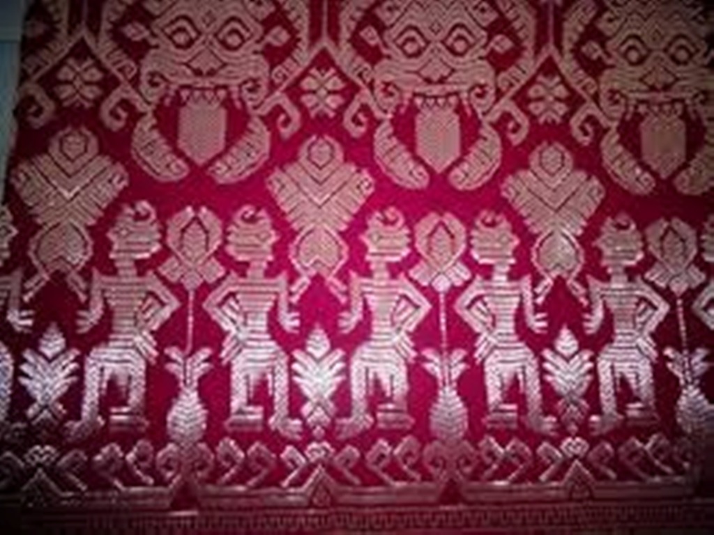 Kain songket menggunakan bahan benang emas, perak, dan sutra yang berwarna. Biasanya digunakan sebagai lain untuk upacara perkawinan.
