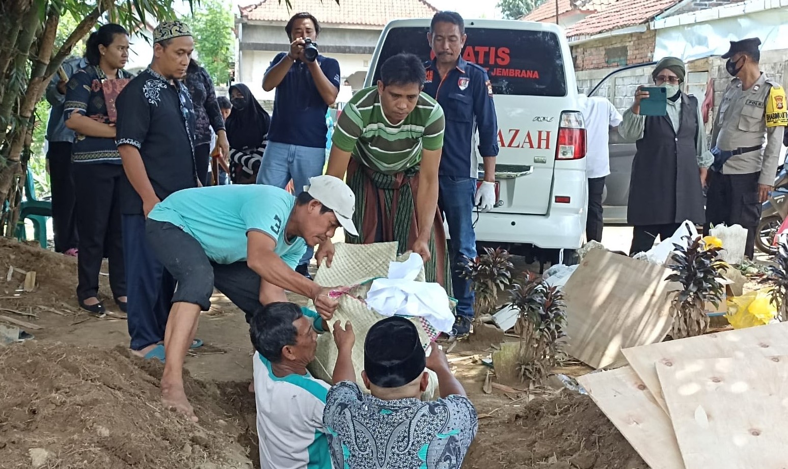 Pemakaman mayat tanpa identitas di TPU Lingkungan Terusan, Kelurahan Loloan Barat, Kecamatan Negara, Jembrana, Rabu, 6 Desember 2023.