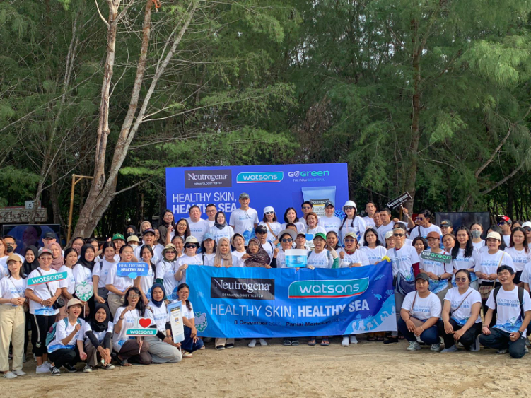 KAMPANYE: Aksi bersih-bersih pantai (beach clean-up) di Pantai Mertasari