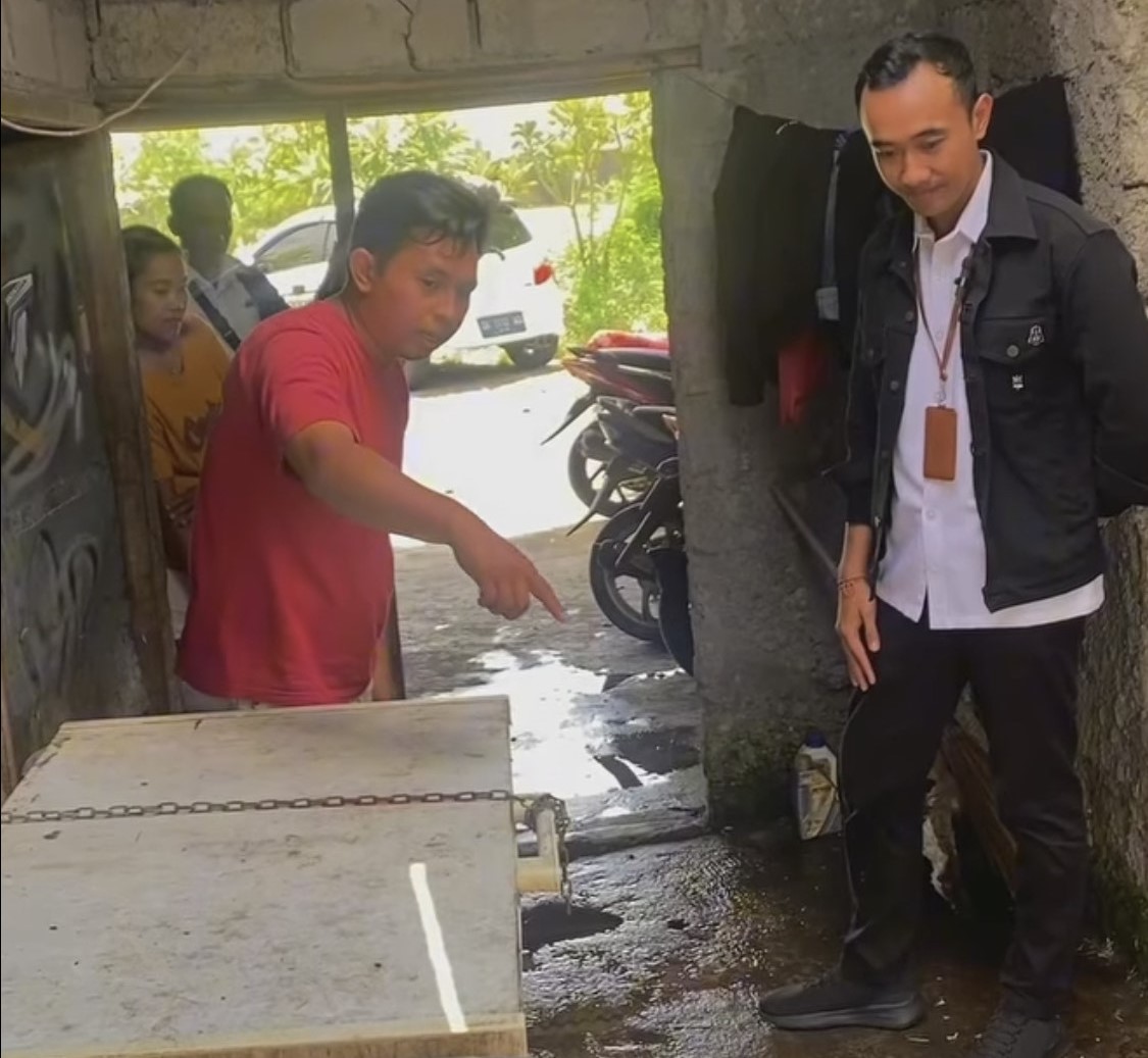 Lurah Kapal I Nyoman Adi Setiawan saat melakukan sidak ke usaha pemotongan ayam di Kelurahan Kapal, Kecamatan Mengwi, Badung, beberapa hari lalu.&nbsp;