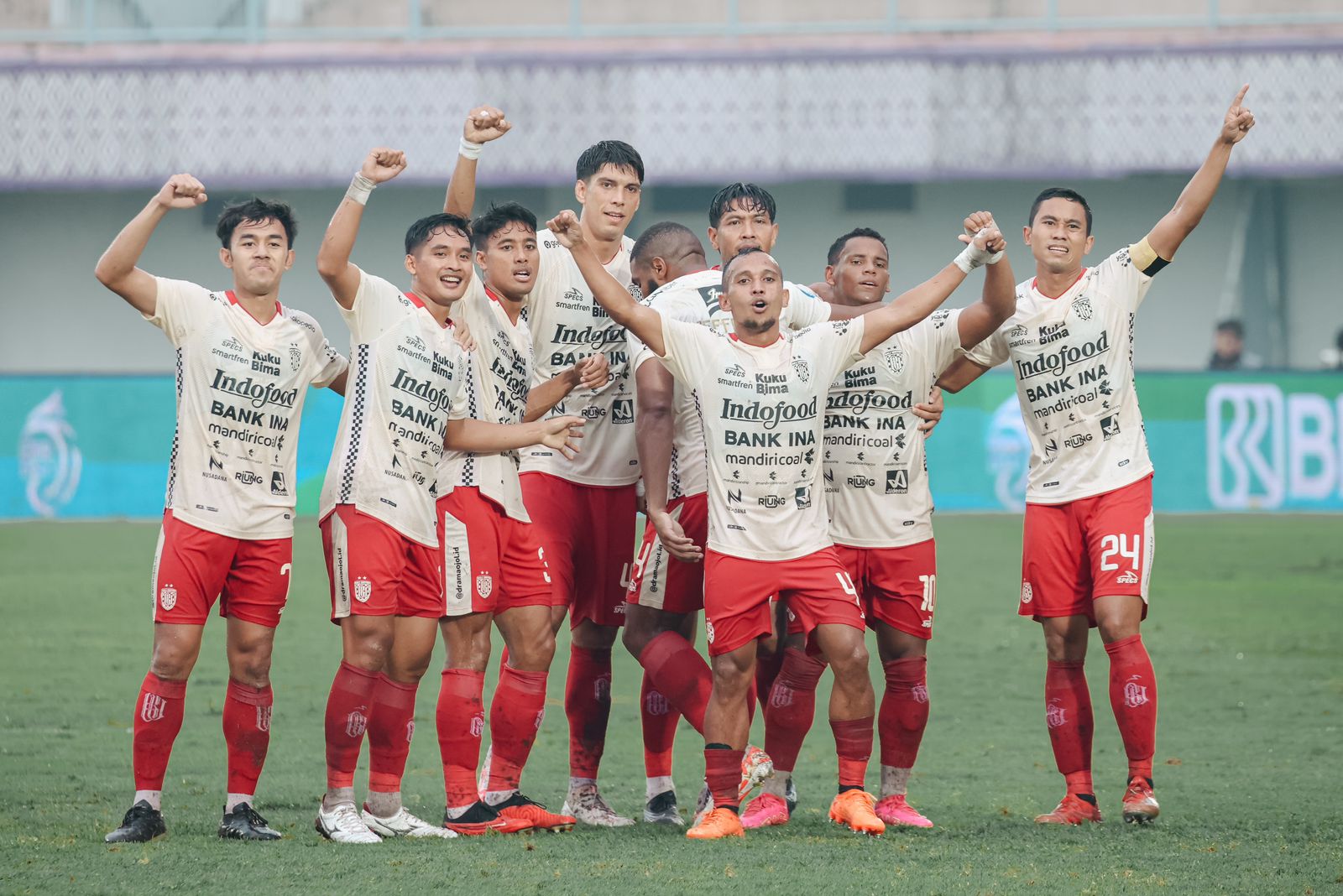 Selebrasi pemain Bali United usai Eber Bessa mencetak gol ke gawang Dewa United di pekan ke-22 Liga 1 Indonesia, Jumat 8 Desember 2023 di Stadion Indomilk Arena, Tangerang.