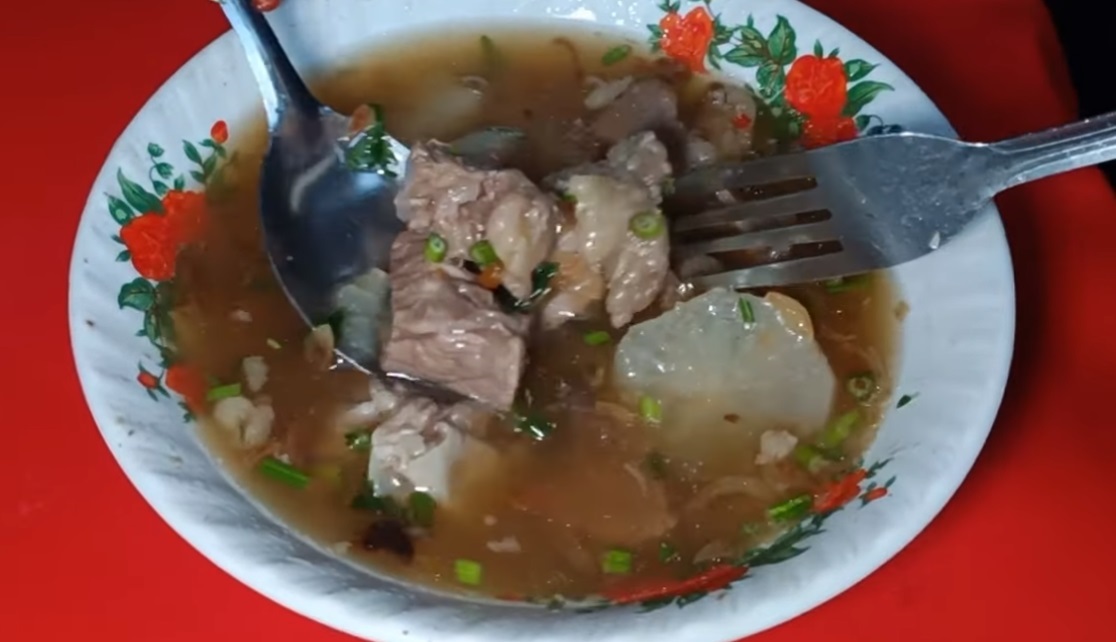 LEGEND: Soto Sapi Pak Bala di Pemecutan, Denpasar merupakan tempat kuliner legend dengan suguhan daging empuk berukuran jumbo.
