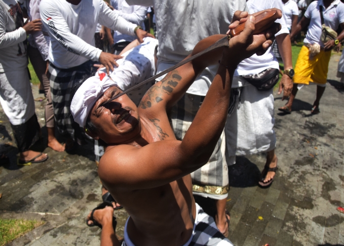 RITUAL : Sejumlah krama mengalami kerauhan saat prosesi Nangluk Merana Desa Adat Kuta.