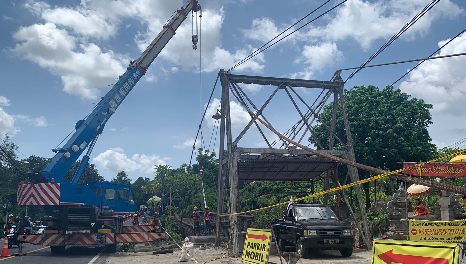 Jembatan zaman kolonial Belanda di atas vihara Amurva Bhumi, Jalan Wisma Gajah Mada, Kecamatan Blahabatuh, Gianyar, Bali mulai dibongkar Minggu, 10 Desember 2023.