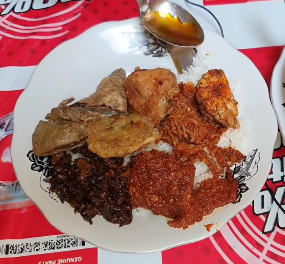 BIK JUK : Warung Nasi Hadijah &ldquo;Bik Juk" merupakan salah satu tempat kuliner legend di Bali Utara. Berdiri sejak tahun 1960-an, menu di warung ini bikin tergoda.